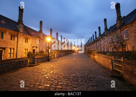 Stadt der Brunnen, England. Nachtansicht der Vikare schließen mit der Vikare Kapelle und Bibliothek im fernen Hintergrund. Stockfoto