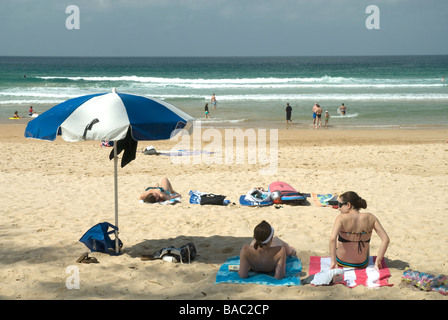 Sonnenanbeter entspannen am Manly Beach, New South Wales, Australien Stockfoto