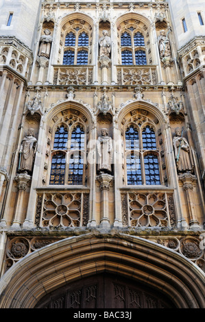 Statuen auf der alten Schule Universität Büros Gebäude, Trinity Lane, Cambridge England UK Stockfoto