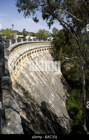 Viadukt über den Embalse del Conde de Guadalhorce Stausee in der Nähe von Ardales, Andalusien, Spanien, Europa, Parque Natural de Ardales, Stockfoto