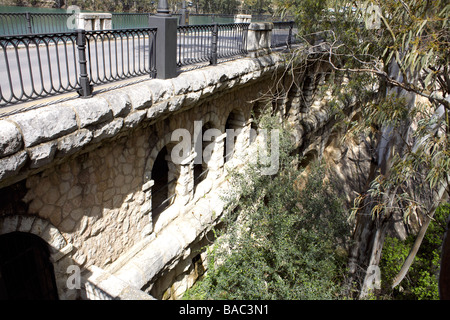 Viadukt über den Embalse del Conde de Guadalhorce Stausee in der Nähe von Ardales, Andalusien, Spanien, Europa, Parque Natural de Ardales, Stockfoto