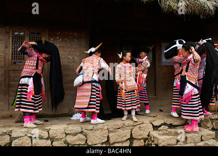 China, Provinz Guizhou, Longjia Dorf, lange Horn Miao Mädchen in traditionellen Kostümen feiert das Blumenfest Tanz Stockfoto