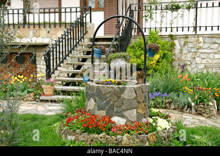 Dekorative Brunnen im Garten Stockfoto