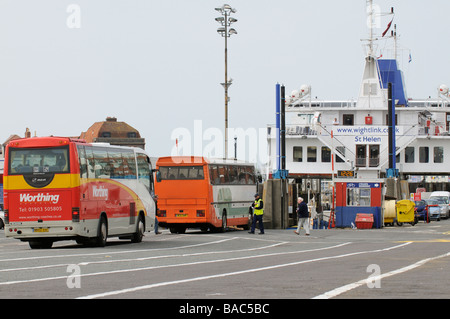 Einschiffung auf ein Wightlink Fähre bei Portsmouth England Südengland Urlaub-Trainer Stockfoto