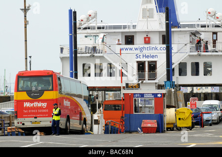 Einschiffung auf ein Wightlink Fähre bei Portsmouth England Südengland Urlaub-Trainer Stockfoto