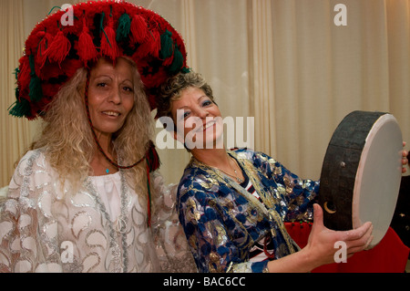 Marokkanische jüdische Frauen tragen traditionelle Kleidung während des Mimunah jüdischen marokkanischen Festivals endet das Pessachfest Stockfoto