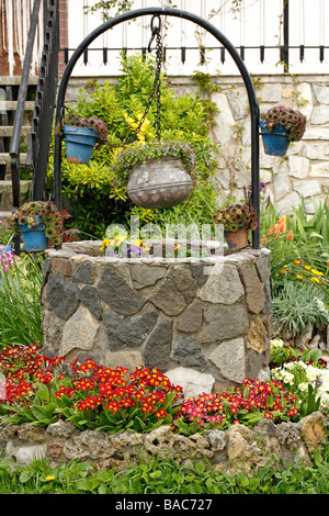 Dekorative Brunnen im Garten Stockfoto