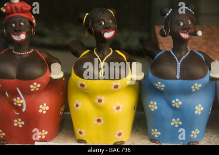 Drei Kerzenhalter in einem Schaufenster in der Form der kubanischen Frauen mit Zigarren in Havanna Vieja. Stockfoto