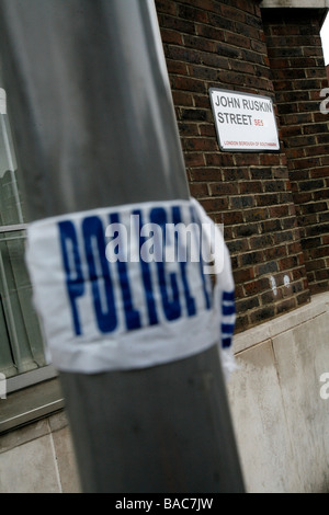 Polizei Klebeband auf einen Laternenpfahl auf John Ruskin Straße in Walworth, Süd-London Stockfoto