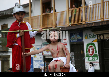 Kinder zeigen Szenen aus der Passion Christi auf eine Osterparade, Kolumbien Stockfoto