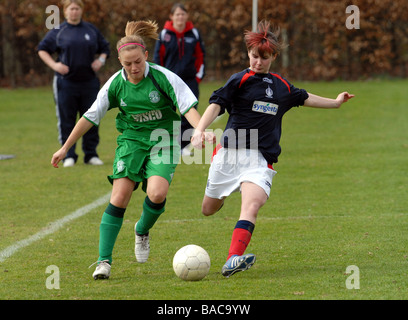 Junge weibliche Fußballer in Aktion Stockfoto