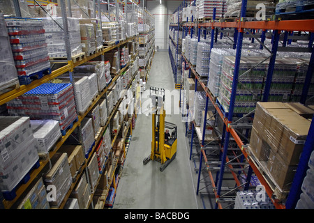Autolader zwischen hohen Regalen, Hamm, Deutschland Stockfoto