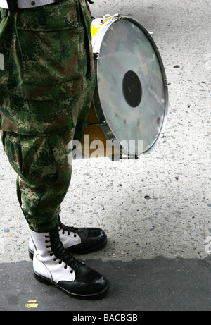Militärische Bässe Trommler marschieren die in der Karfreitag-Parade, Medellin, Kolumbien Stockfoto