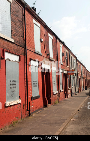 UK England Salford Langworthy Mansen Straße Terrasse mit Brettern vernagelt Häuser warten auf Sanierung oder Abriss Stockfoto