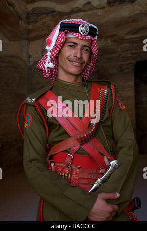 Jordanische Beduinen Offizier trägt rot-weiß karierten shemagh keffiyeh Kopfschmuck und traditionelle Munition Gürtel in Petra Jordanien Stockfoto