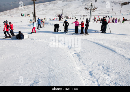 Skifahrer auf Cairngorm im Cairngorm National Park in Schottland, Vereinigtes Königreich Stockfoto