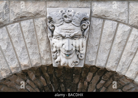 Steinbildhauerei an der Vorderseite des Pan, ein Teil des Entwässerungssystems der Marland Herrenhaus in Ponca City, Oklahoma, USA. Stockfoto