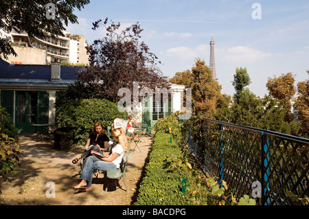 Frankreich, Paris, Balzacs Haus mit Eiffelturm im Hintergrund Stockfoto