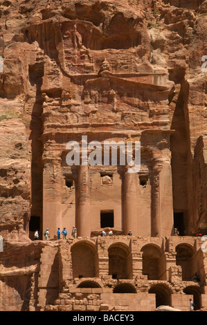 Felswand der alten nabatäischen Rock geschnitten Denkmal namens Urn Grab geschnitzt in Jabal al-Khubtha bei "Königsgräber" Petra Jordan Stockfoto