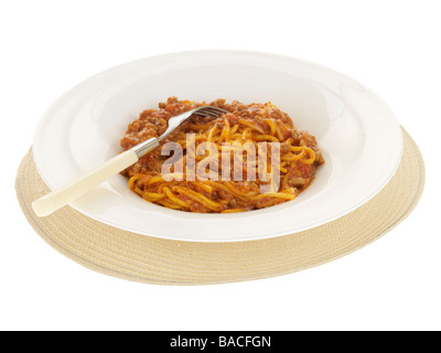 Authentische traditionelle italienische Art Spaghetti Bolognese Nudeln essen Isoliert gegen einen weißen Hintergrund mit keine Menschen und einen Freistellungspfad Stockfoto