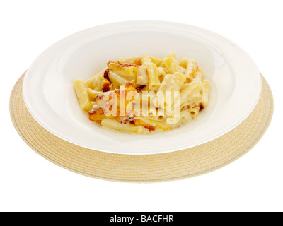 Schüssel mit authentischen, italienischen Stil Makkaroni Käse Isoliert gegen einen weißen Hintergrund mit keine Menschen und einen Freistellungspfad Stockfoto