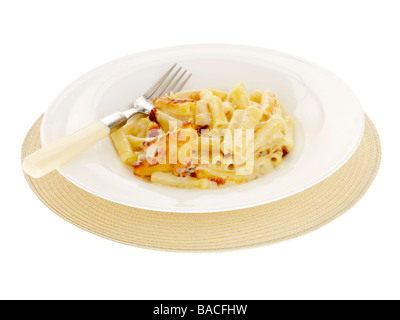 Schüssel mit authentischen, italienischen Stil Makkaroni Käse Isoliert gegen einen weißen Hintergrund mit keine Menschen und einen Freistellungspfad Stockfoto