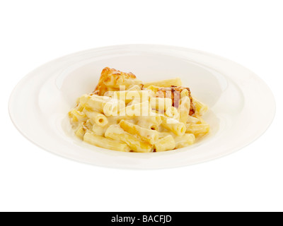 Schüssel mit authentischen, italienischen Stil Makkaroni Käse Isoliert gegen einen weißen Hintergrund mit keine Menschen und einen Freistellungspfad Stockfoto