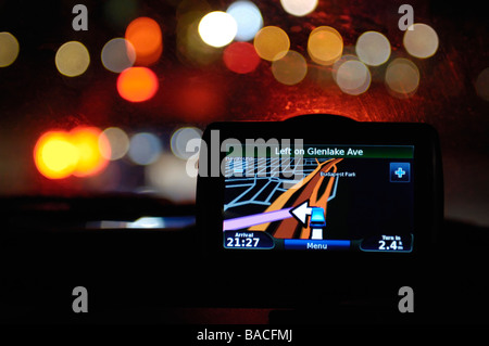GPS auf der Windschutzscheibe eines Autos Stockfoto