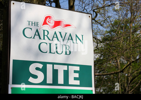 Ein Caravan Club-Zeichen auf einem Campingplatz in Großbritannien. Stockfoto