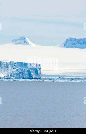 Blaue Tafeleisberge und Nanatuks im Sommer Dunst antarktischen Halbinsel in der Nähe von Paulet Insel Antarktis Stockfoto