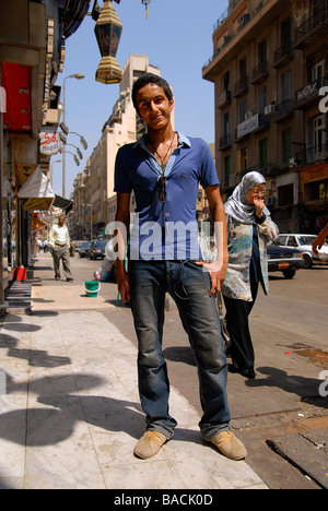 Ein Agyptischer Mann Posiert Fur Die Kamera In Der Innenstadt Von Kairo Agyptische Manner Gern In Fashinable Kleidern Verkleiden Cairo Looks Stockfotografie Alamy