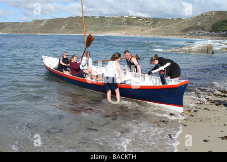 Sennen Cornwall die Besatzung des Bootes Cape Cornwall Pilot Gig vorbereiten, starten vom Sandstrand Sennen Cove UK Stockfoto