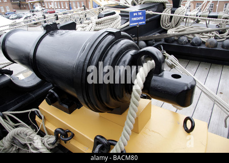 Eine restaurierte Kanone auf dem Deck der HMS Victory in Portsmouth Stockfoto