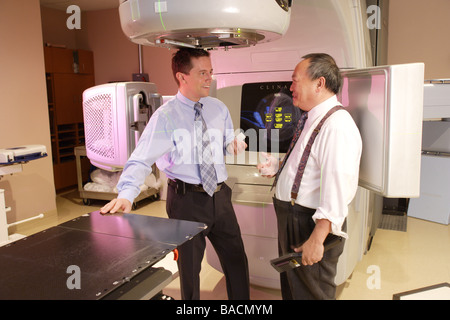 Arzt besprechen neue medizinische Bildverarbeitungsgerät, Cat-Scan-Maschine. Stockfoto