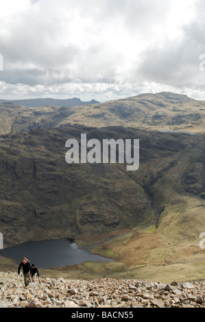 Blick vom Teil des Weges bis großen Giebel, zeigt landschaftlich Tarn Seathwaite fiel und in der Ferne, Beregnung Tarn. Seenplatte UK Stockfoto