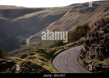 Die Bwlch ein Gebirgspass aus dem Rhondda Ogmore Valley in Glamorgan Wales Nant y Moel Wald der Raod durchläuft. Stockfoto