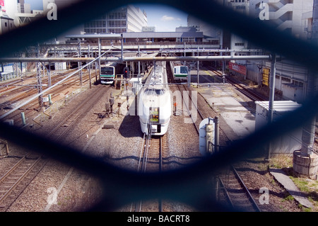 Shinkansen-Züge vom Bahnhof entfernt Stockfoto