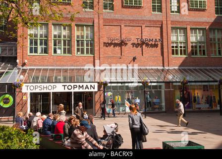 Käufer außerhalb einige moderne Geschäfte in der Stadt York, Yorkshire, Großbritannien Stockfoto