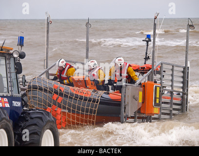 Wiederherstellung DES ATLANTISCHEN 75 ILB VOM STRAND MIT TRAKTOR HAPPISBURGH NORFOLK EAST ANGLIA ENGLAND GROSSBRITANNIEN Stockfoto