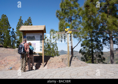 Reife Wanderer lesen Informationstafel in der Nähe von Roque Nublo auf Gran Canaria auf den Kanarischen Inseln Stockfoto