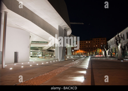 Die unvollendete Vorplatz des neuen MAXXI Museum Rom entworfen von Architektin Zaha Hadid durch open 2010 in der Nacht Stockfoto