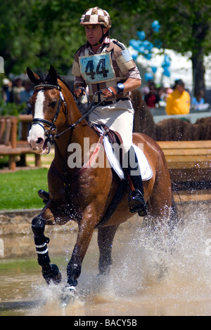 Adelaide International Horse Trials 2005 Konkurrent im Wasser während der cross Country Kurs in Australien Stockfoto