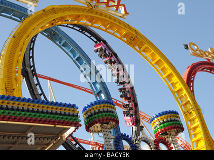 Messe Hamburg genannt "Dom" Menschen in ein big Dipper Achterbahn Stockfoto