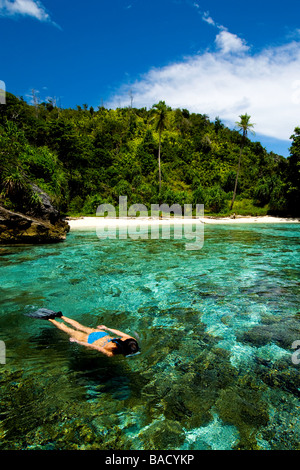 Schnorcheln in Papua, Indonesien, weibliche Taucher, Raja Empat, Bikini, klares Wasser, Flachwasser, Fotosub, gute Sicht, Stockfoto
