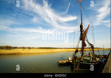 Die traditionellen alten Lastkahn, Cygnet, festgemacht an Snape Maltings Suffolk, UK. Stockfoto