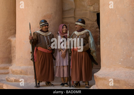 Ein japanischer Tourist posiert mit jordanischen Männer gekleidet als nabatäischen Krieger in der Khazneh Treasury in Petra Jordan Stockfoto