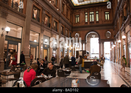 Das Innere des Galleria Alberto Sordi eine neue Einkaufspassage im Zentrum von Rom in der Nähe von Piazza Colonna Stockfoto