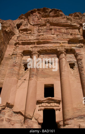 Felswand der alten nabatäischen Rock geschnitten Denkmal namens Urn Grab geschnitzt in Jabal al-Khubtha bei "Königsgräber" Petra Jordan Stockfoto