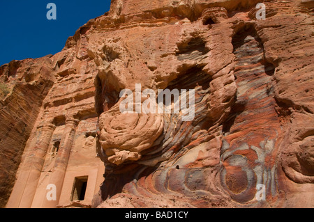 Felswand der alten nabatäischen Rock geschnitten Denkmal namens Urn Grab geschnitzt in Jabal al-Khubtha bei "Königsgräber" Petra Jordan Stockfoto