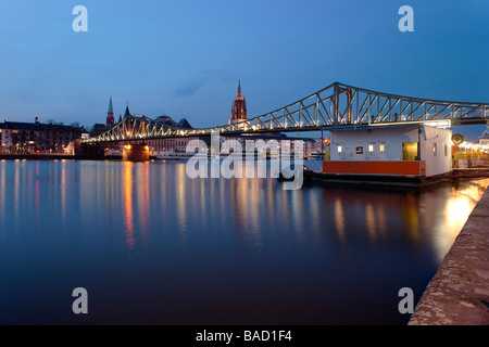 Hausboot in Frankfurt am Main. Nachtaufnahme. Stockfoto